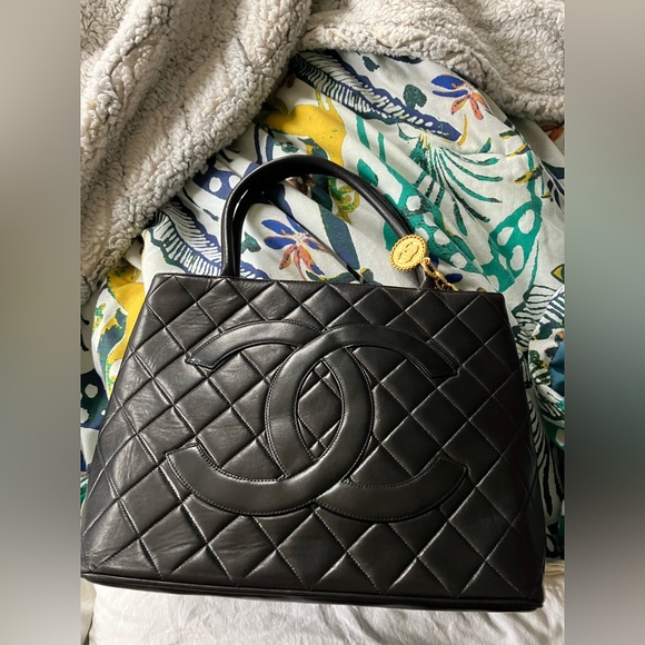 Chanel Medallion CC Bag EUC - Picture 6 of 8